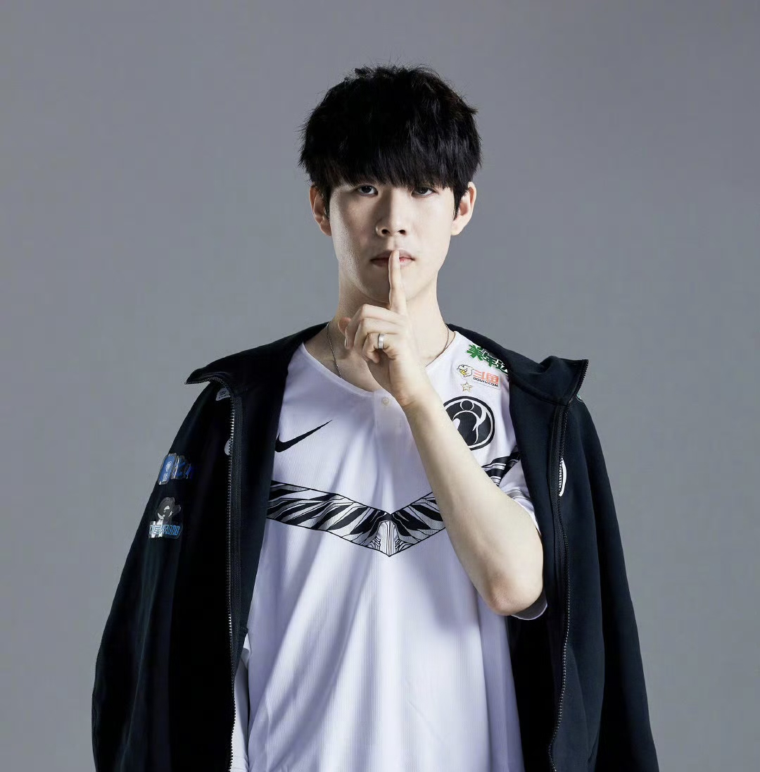 人性＞足球，阿森纳球迷在西汉姆赛前组织了抗议强奸犯活动.